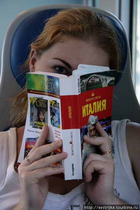 турист с путеводителем в итальянском поезде