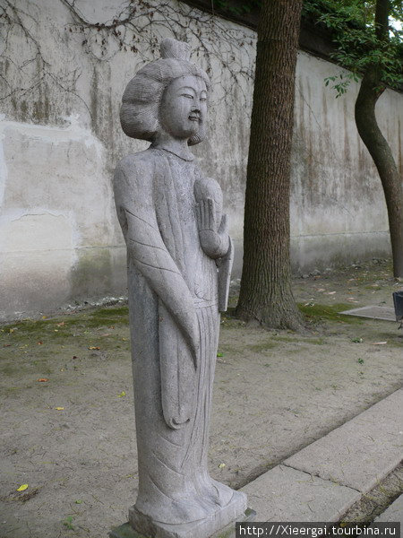 Внимание привлекли так же выставленные в ряд статуи певичек эпохи Тан. У них у всех абсолютно плоская грудь. Уцзян, Китай
