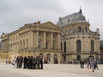 Фронтон крыла Шато-Неф (слева) и Здание часовни Версальского дворца (справа)