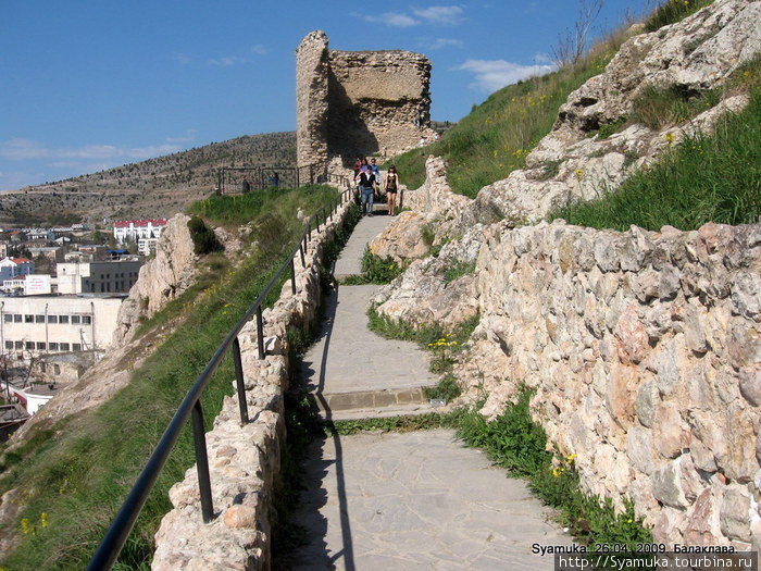 По каменной дорожке вдоль остатка древней стены поднялись на склон Крепостной горы к башне... Балаклава, Россия