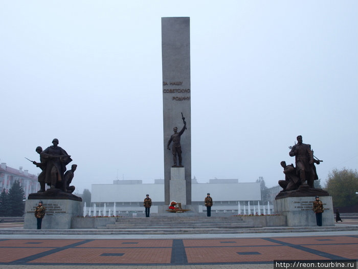 Памятник на площади Партизан. На заднем плане — Краеведческий музей Брянск, Россия