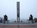 Памятник на площади Партизан. На заднем плане — Краеведческий музей