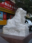 Львов китайцы очень любят. Их скульптуры — каменные, бронзовые, позолоченные — очень часто украшают вход в здание.