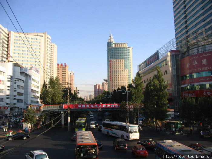 Один из центральных проспектов, рядом с главным книжным магазином Урумчи, Китай