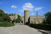 С западной стороны дворец кажется средневековым замком, полным загадок и тайн.