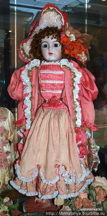В 19-20 веках стало модно представлять кукол, как настоящих барышень, а потому их наряжали в точно такие же наряды, которые тогда носили девушки и женщины. Вот, к примеру, Модная дама конца 19 века. Москва, Россия
