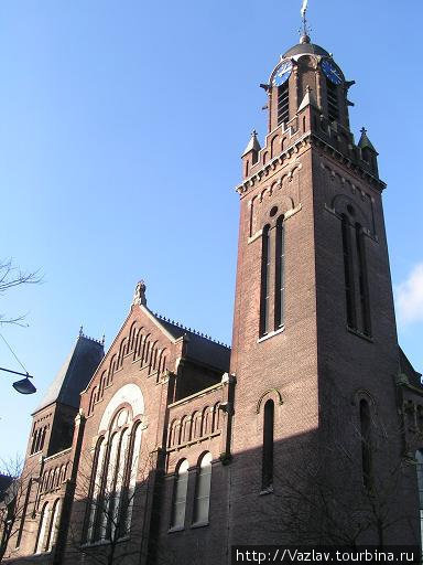 Фасад церкви и башня
