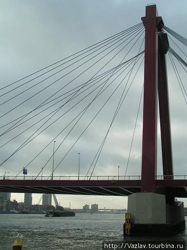 Мосты повисли над водами Роттердам, Нидерланды