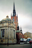 Возле церкви Риддархольмчуркан остановились сразу три комфортабельных автобуса с российскими туристами.