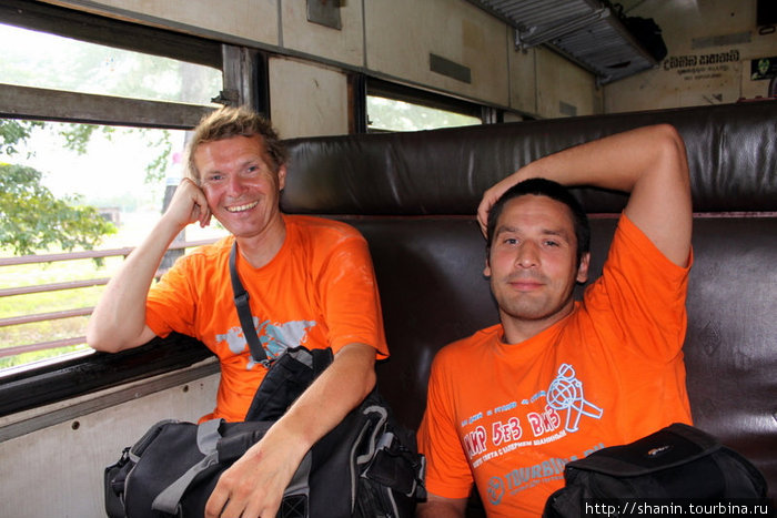 Участники кругосветки Мир без виз в вагоне 2-класса Шри-Ланка