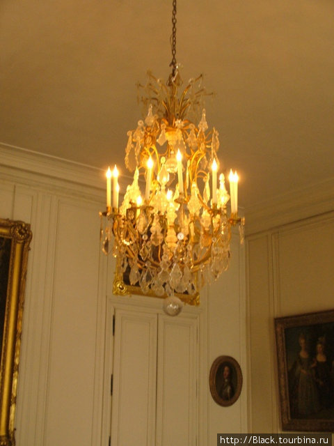 Скромная королевская люстра:) Версаль, Франция