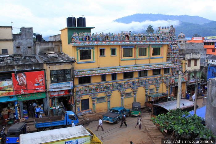 Индуистский храм, вид с третьего этажа здания автовокзала Бадулла, Шри-Ланка