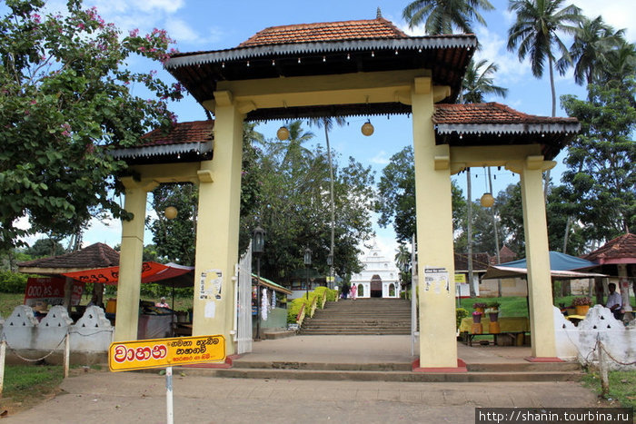 Вход на территорию храмового комплекса Бадулла, Шри-Ланка