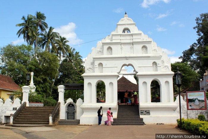 Белые ворота Бадулла, Шри-Ланка