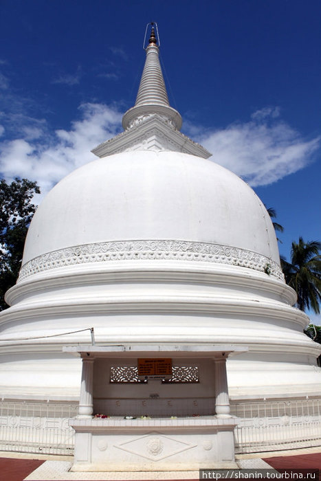 Белая ступа Бадулла, Шри-Ланка