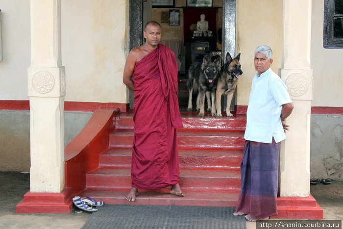Монах и гражданский работник храма Бадулла, Шри-Ланка