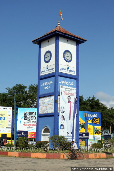 Башня с часами в центре Ампары Ампара, Шри-Ланка
