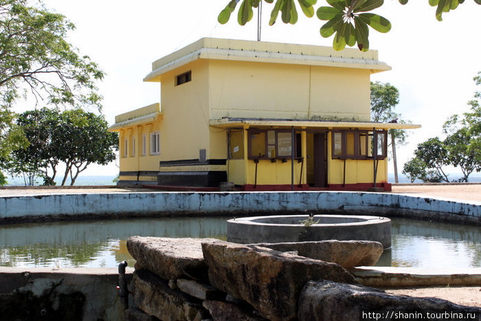 Монастырское здание и фонтан Ампара, Шри-Ланка