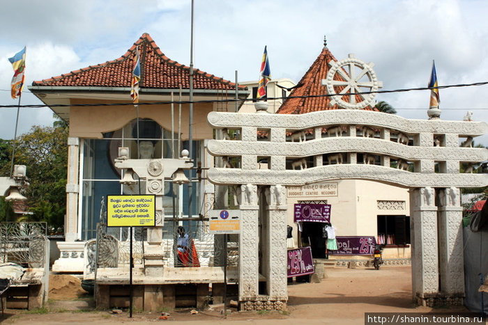 Вход на территорию буддистской ассоциации в Негомбо Негомбо, Шри-Ланка
