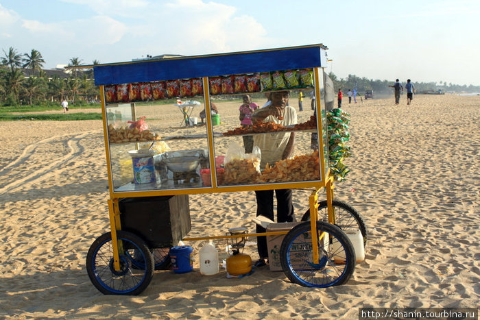 Передвижной киоск на пляже Негомбо, Шри-Ланка