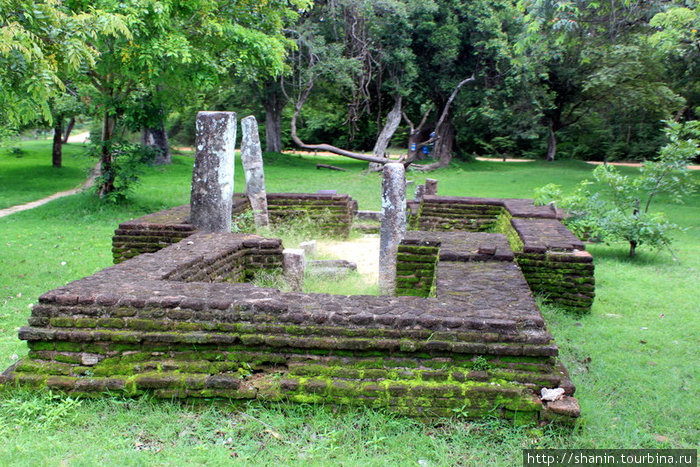 Фундамент храма Полоннарува, Шри-Ланка