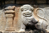 Каменный лев. Дев — символ сингалов, поэтому его изображение на памятниках встречается очень часто
