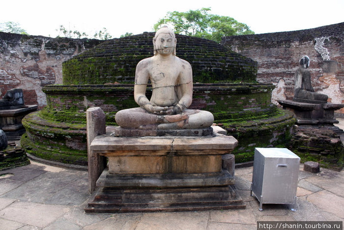 Сидящий Будда в центре ватадаге Полоннарува, Шри-Ланка