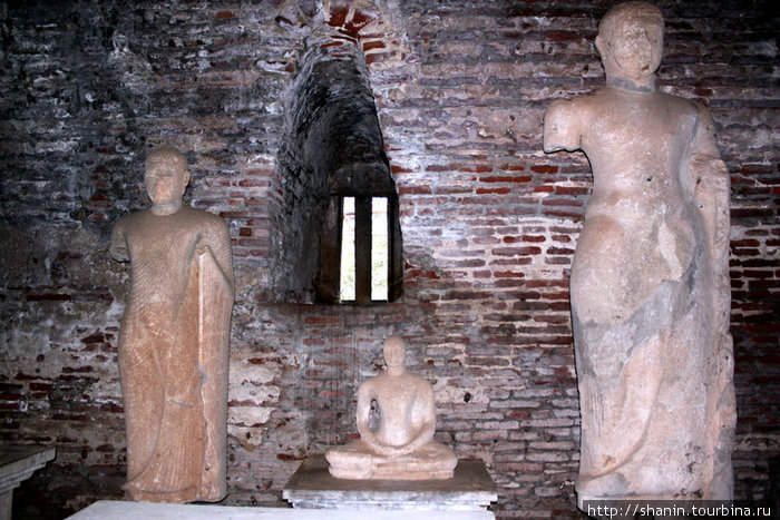 В Тхупарама дагобе есть статуи Будды Полоннарува, Шри-Ланка