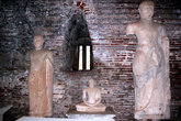 В Тхупарама дагобе есть статуи Будды