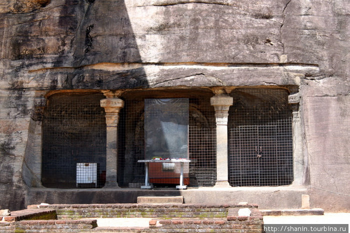 Святилище в нише скалы — между стоящим и лежащим Буддами Полоннарува, Шри-Ланка