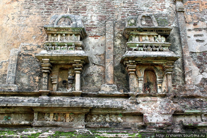 Каменные храмы на стене дагобы Полоннарува, Шри-Ланка