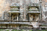 Каменные храмы на стене дагобы