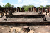 Основание и обломки колонн большого, но безымянного храма