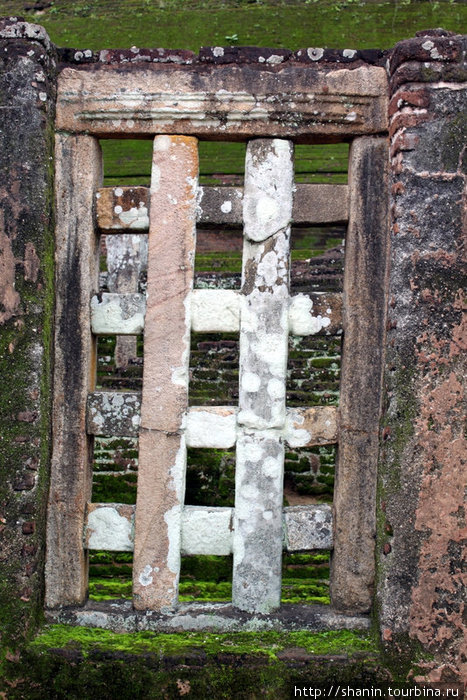 Каменная решетка — видимо, имитация деревянной Полоннарува, Шри-Ланка