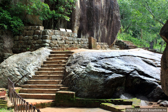 Ступени в камне и скала Сигирия, Шри-Ланка
