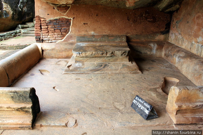 Каменные лавки вырублены прямо в скале Сигирия, Шри-Ланка