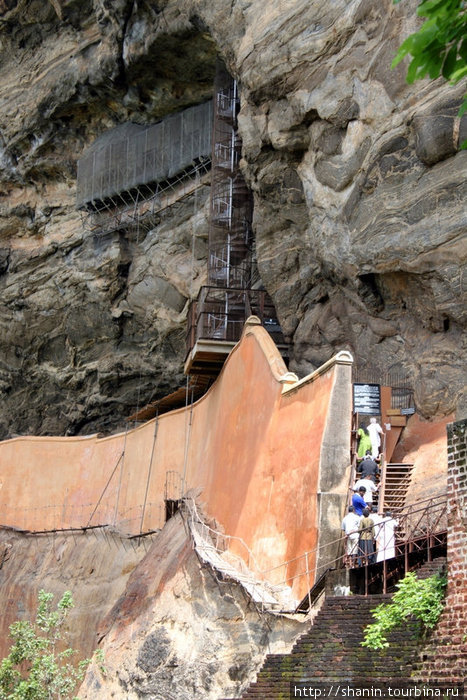 Вход на скалу. За железными решетками скрываются фрески небесных красавиц Сигирия, Шри-Ланка