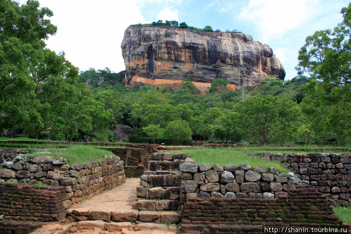У основания скалы Сигирия в древности было много домов, дворцов и храмов. Но от них остались только руины и основания Сигирия, Шри-Ланка