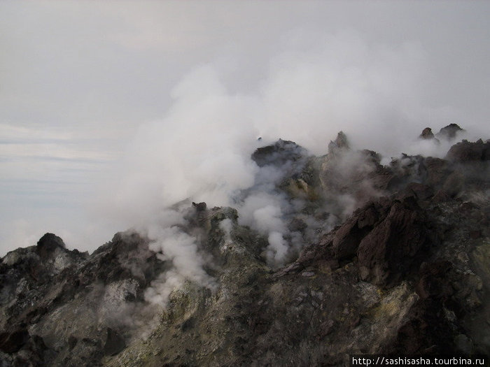Но, как ни странно, нет обычного для вулканов резкого запаха сероводорода. Джокьякарта, Индонезия