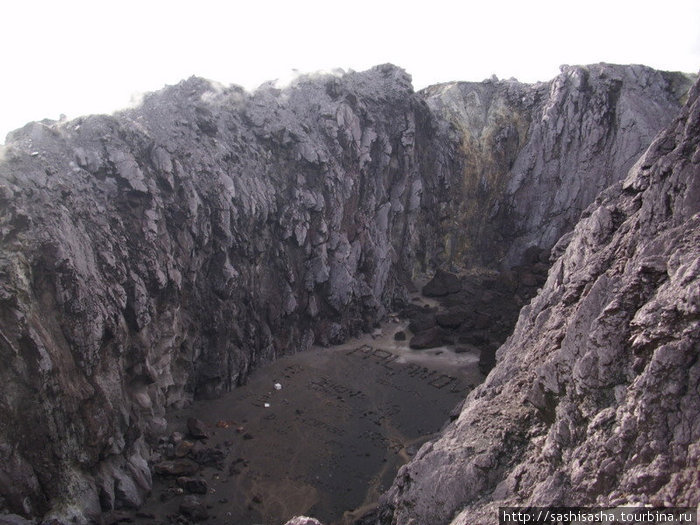А в самом кратере местные смельчаки выкладывают камнями разные надписи. Джокьякарта, Индонезия