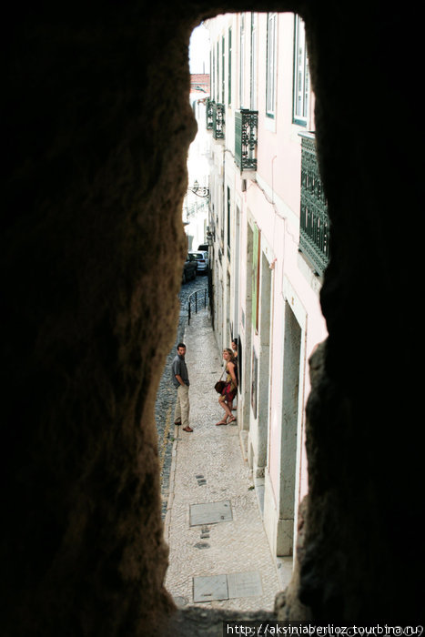 вид на соседнюю улицу Лиссабон, Португалия
