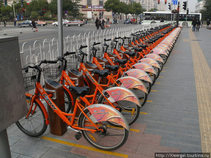 Тех, кто сегодня без колёс, ждут длинные ряды бесплатных велосипедов напрокат. Бери и пользуйся. Шанхай, Китай