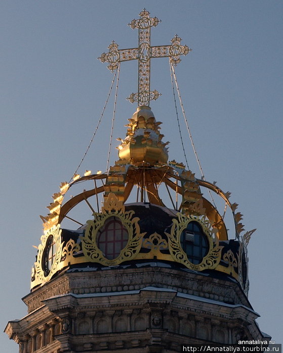 Но самый необыкновенный у храма — это купол. Вместо него здесь — ажурная золоченая корона! Дубровицы, Россия