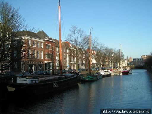 Баржи, неизменная примета голландского пейзажа Гаага, Нидерланды