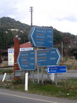 Указатели на кипрских дорог ставят обильно и разнообразно, дублируя все тексты на двух языках