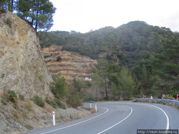 Дорога изобилует крутыми поворотами Горы Троодос, Кипр