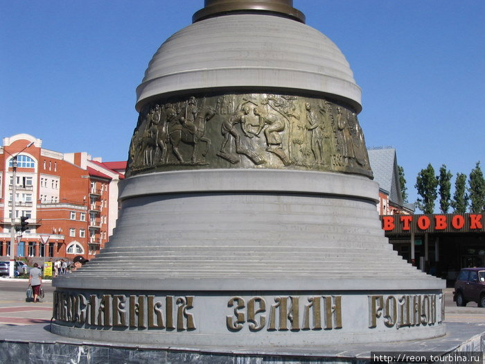 Основание памятника на привокзальной площади Лиски, Россия
