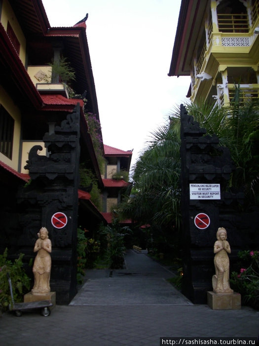 Главный вход, подальше от городской суеты. Кута, Индонезия
