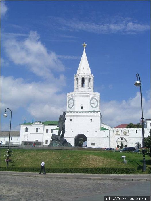 Спасская башня (вид с площади 1 мая) Казань, Россия
