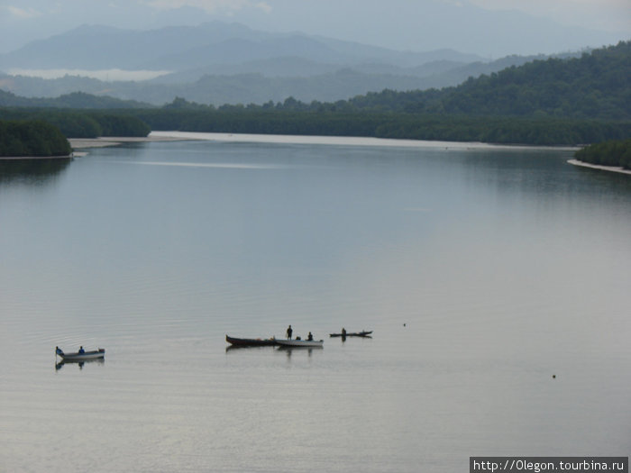 Рыбаки на речке Штат Сабах, Малайзия